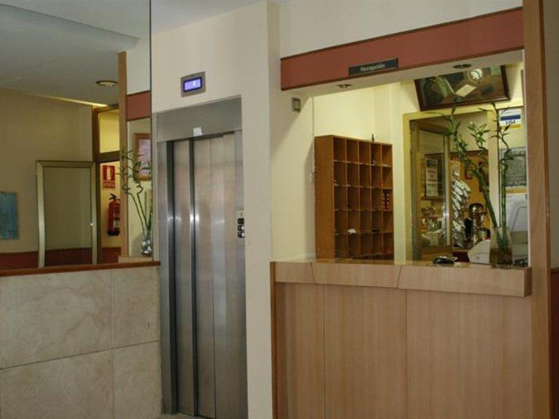 Hostal Liste Station Ла-Корунья Экстерьер фото