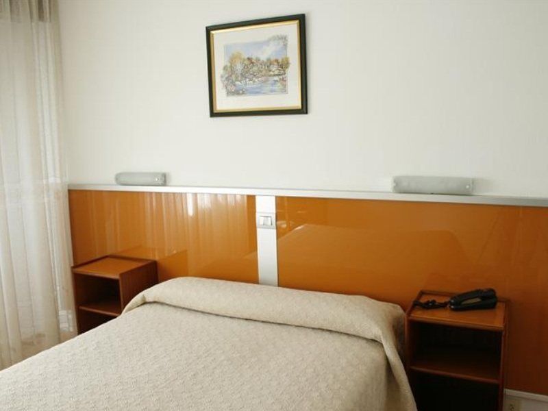 Hostal Liste Station Ла-Корунья Экстерьер фото